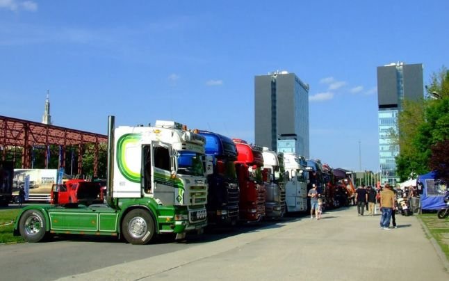 Criză de TIR-işti în România. Firmele nu găsesc oameni pentru un job de 2.000 de euro lunar: „Şoferul de azi e ca un bibelou. Trebuie să umbli cu el cu grijă“