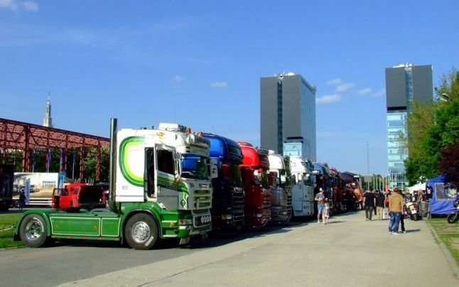 Criză de TIR-işti în România. Firmele nu găsesc oameni pentru un job de 2.000 de euro lunar: „Şoferul de azi e ca un bibelou. Trebuie să umbli cu el cu grijă“