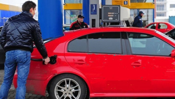 Ce surpriză îi așteaptă pe șoferi la pompă. Carburanții s-au scumpit imediat după miezul nopţii