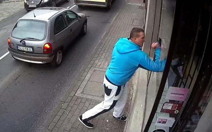 Un golan care devastează un magazin își primește imediat răsplata - Video