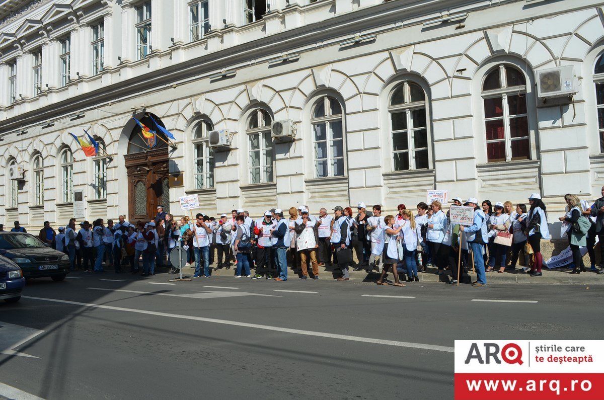 Profesorii cer demisia prefectului Florentina Horgea!  Proteste în fața Prefecturii!