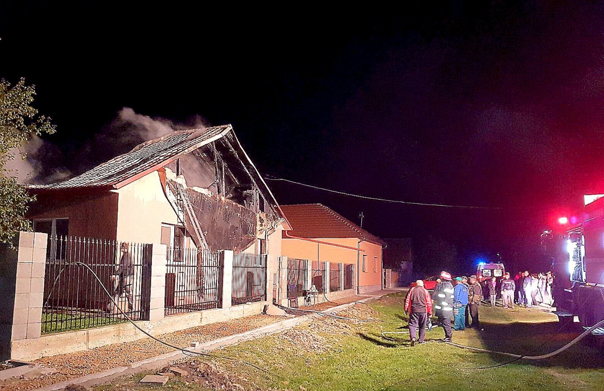 O casă din Sânmartin a ars din temelii