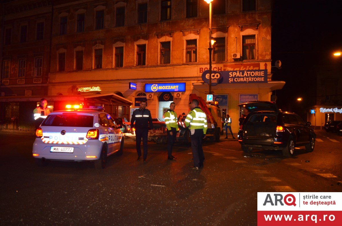 Un tânăr înarmat până-n dinți a făcut accident cu VW Tuareg în centrul Aradului
