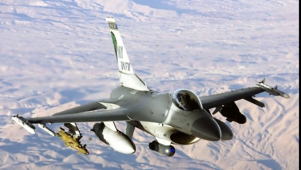 Alte trei aeronave F-16 Fighting Falcon intră vineri oficial în dotarea Forţele Aeriene Române