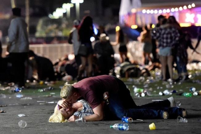Povestea din spatele imaginii-simbol a atacului din Las Vegas