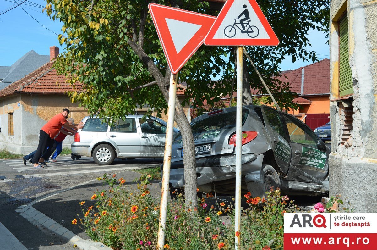 Accident (ocult?) cu VW și Peugeot într-o intersecție din Grădiște