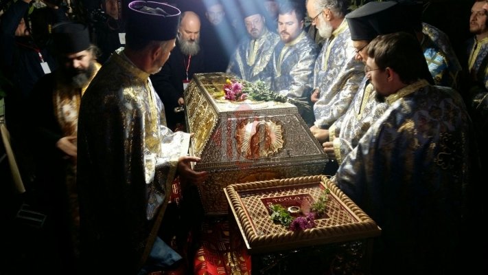 SFANTA PARASCHEVA: Sute de credincioşi au luat parte la procesiunea de scoatere a raclei Sfintei Cuvioase Parascheva