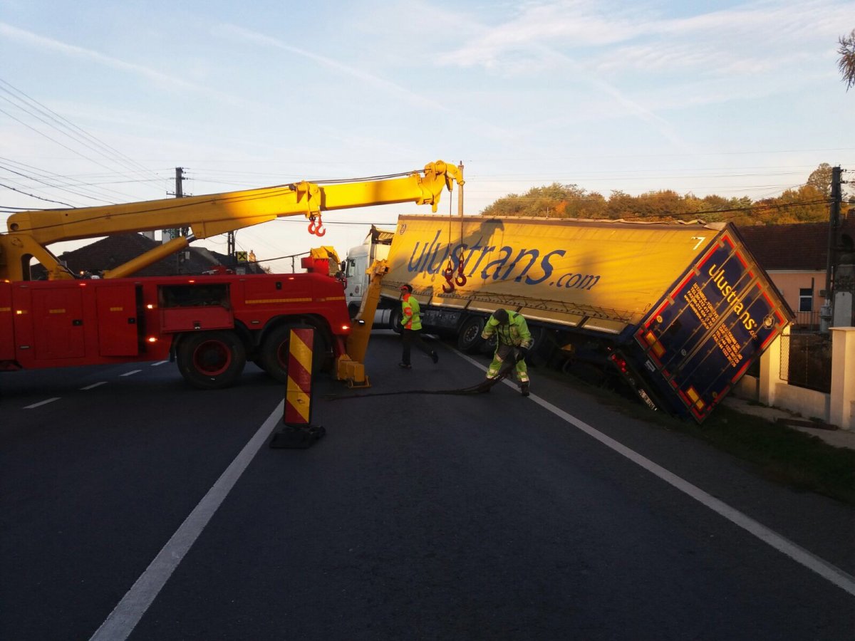 Un TIR turcesc s-a răsturnat în șanț la Bârzava