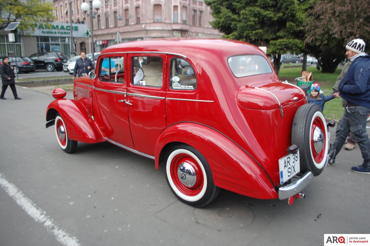 Parada de toamnă a vehiculelor istorice la Arad