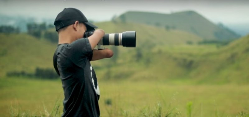 Nu are mâini sau picioare, doar un aparat foto profesionist cu care face nişte poze minunate! Tânărul acesta e un fenomen al planetei!