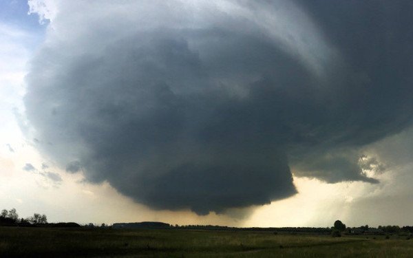 O nouă tornadă la granița de vest a țării! Imagini video terifiante cu fenomenul