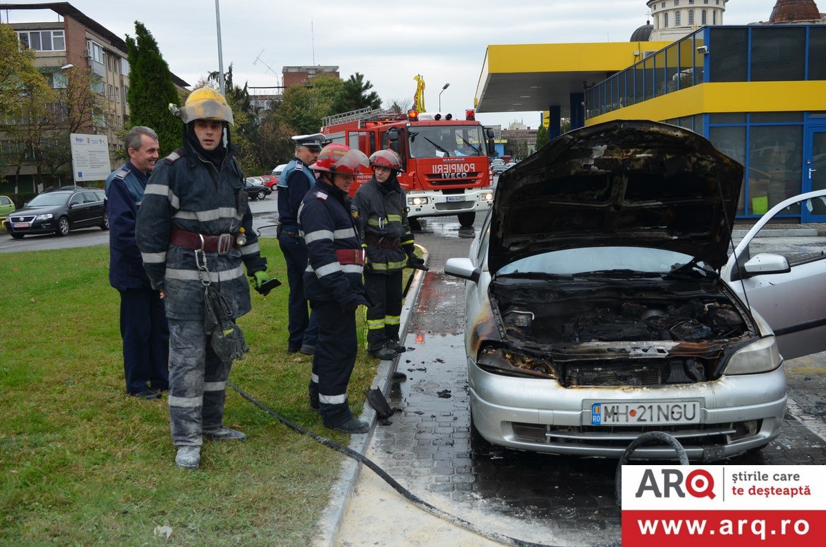 Un OPEL a luat foc în parcarea benzinăriei PETROM