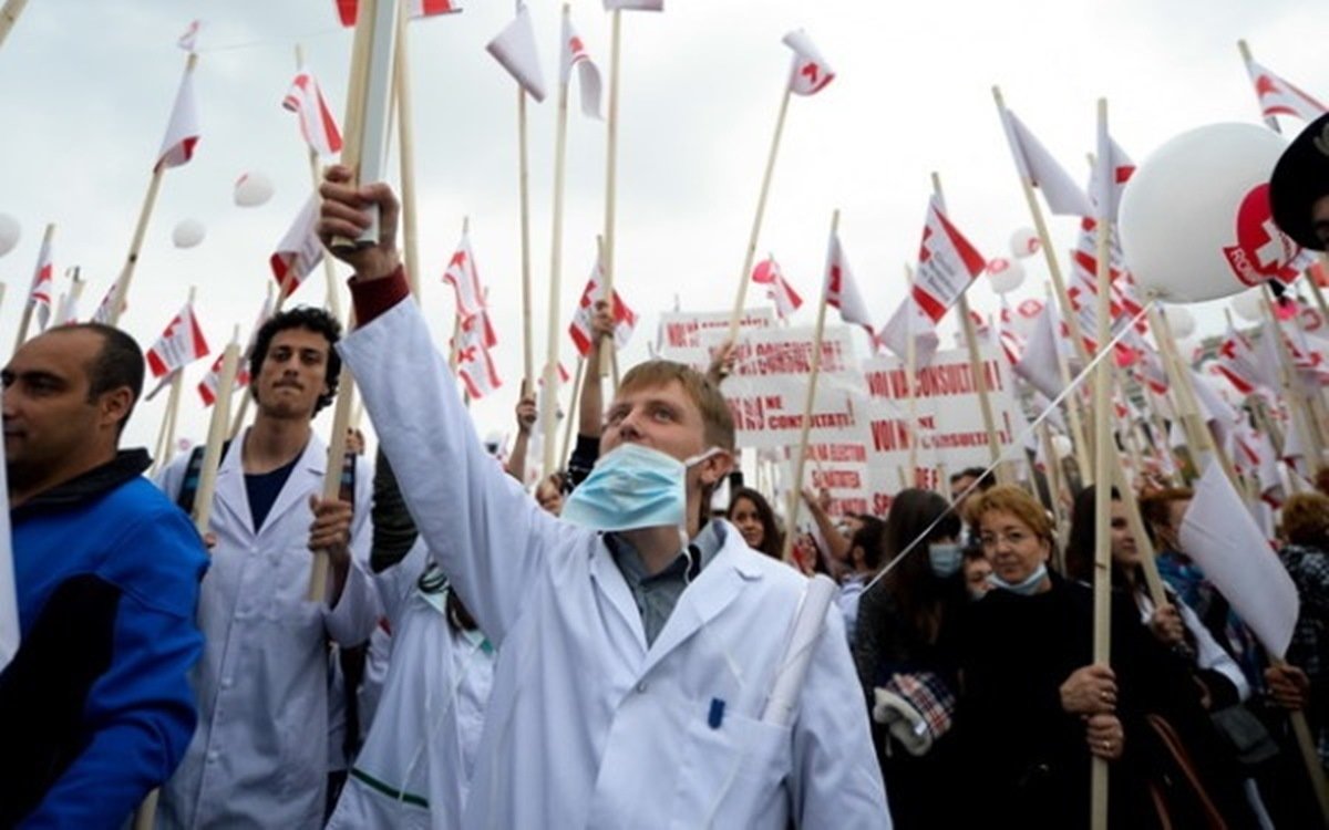 Proteste la Prefectură! Medicii de familie s-au săturat de umilințele guvernului PSD!