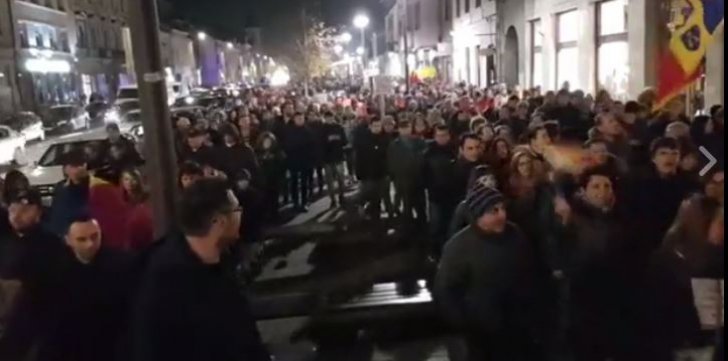 LIVE - Proteste în Bucureşti şi în ţară faţă de modificarea Codului Fiscal şi a legilor Justiţiei