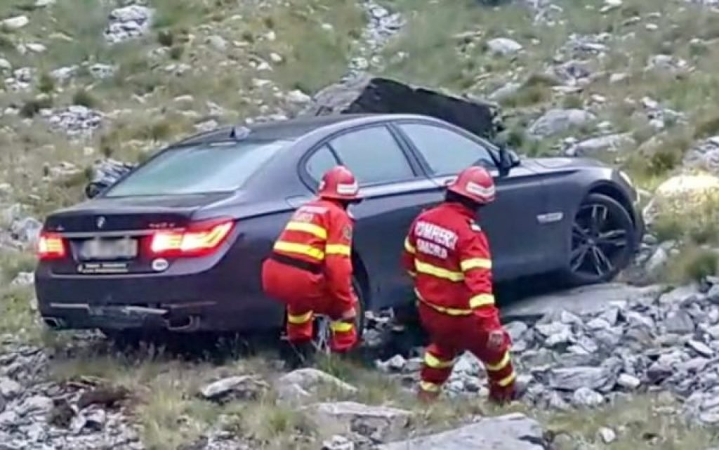 Un turist a găsit o mașină pe Transfăgărășan. A decis sa o inspecteze, iar când s-a apropiat, acesta s-a îngrozit