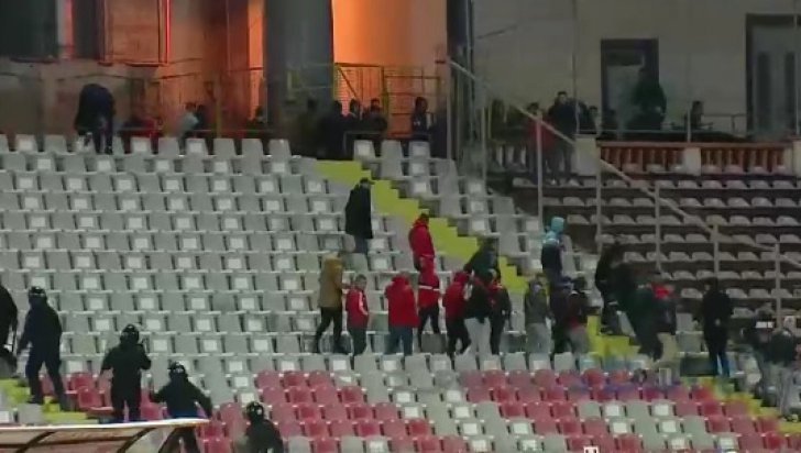 SCANDAL pe stadionul Dinamo. Zeci de suporteri au rupt gardurile ca să ceară socoteală conducerii