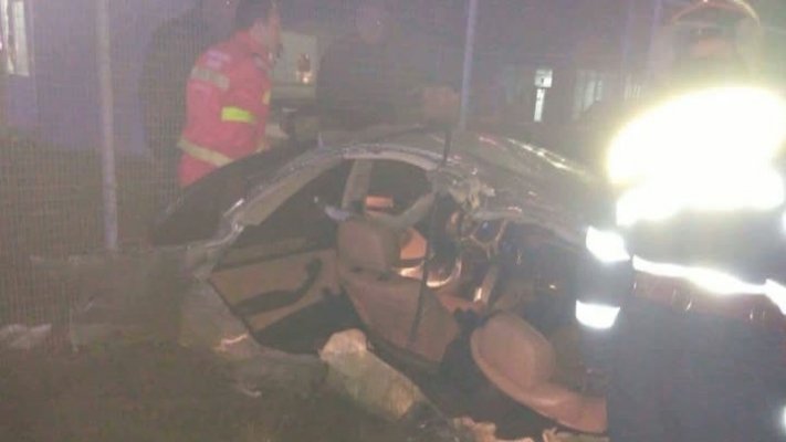 Accident grav în judeţul Prahova. Un om a murit, iar alţi 3 au fost răniţi. O maşină s-a rupt în două