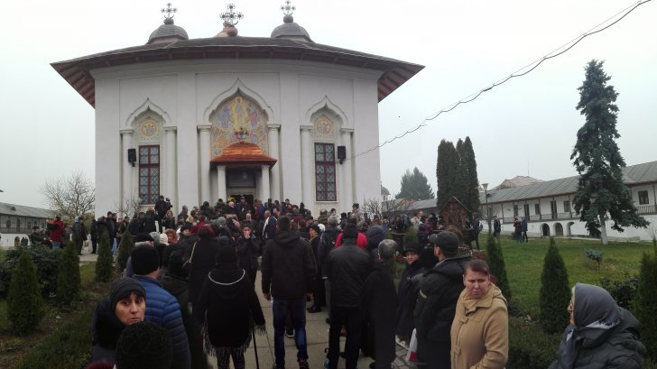 Stela Popescu, înmormântată azi la cimitirul Cernica. Sute de oameni au venit să îşi ia rămas bun