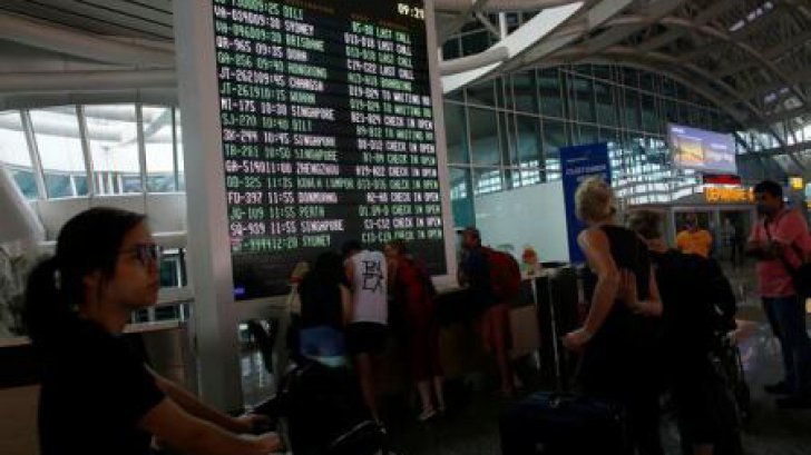 Aeroportul din Bali a fost închis. Risc iminent de erupţie vulcanică