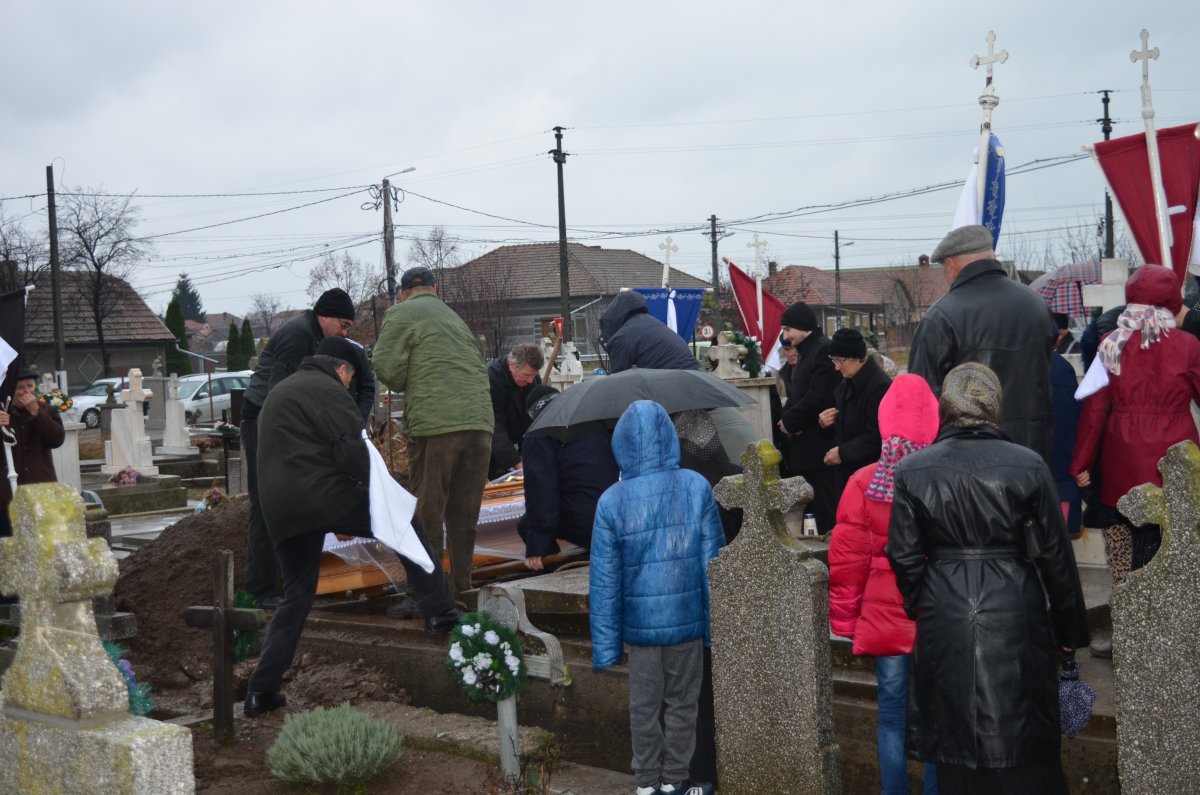 La înmormântarea scriitorului Gheorghe Mocuța