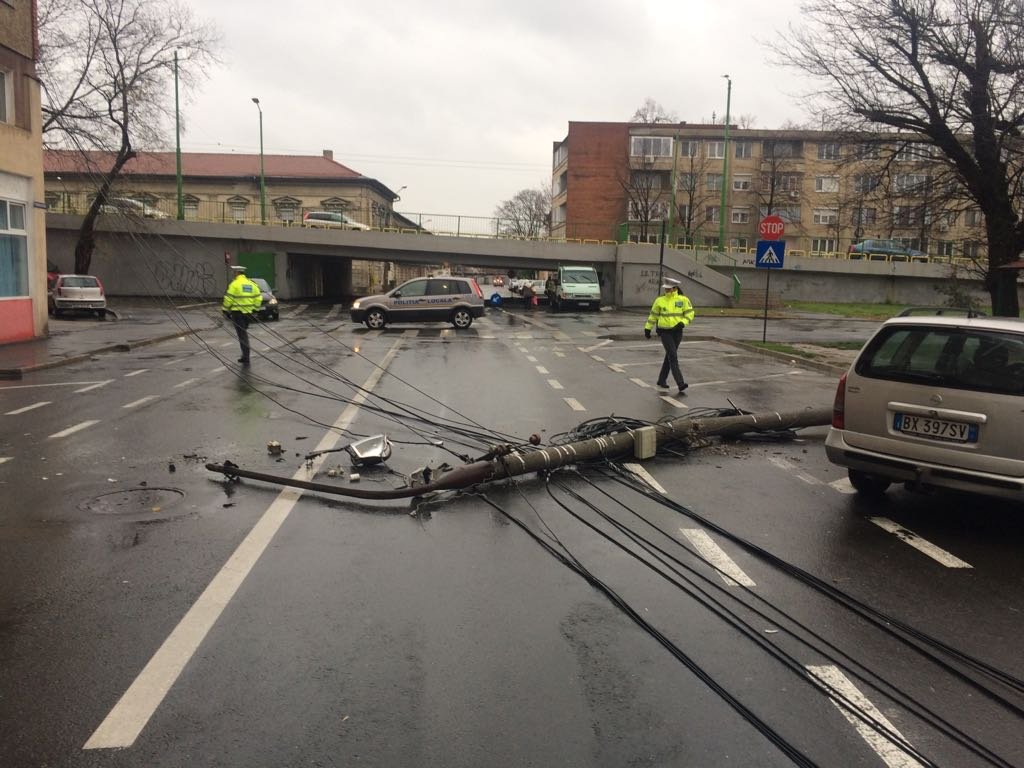 Stâlp prăbușit în Piața Caius Iacob (FOTO)