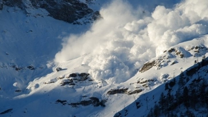 Trei turişti, surprinşi de o avalanşă în Parâng. Turistul dat dipărut a fost găsit mort