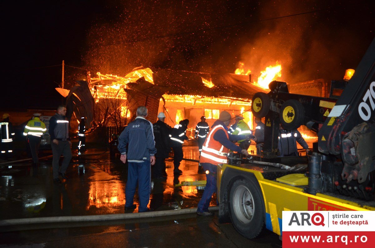 Incendiu mistuitor la un depozit din Gara Aradul Nou (Foto - Video)