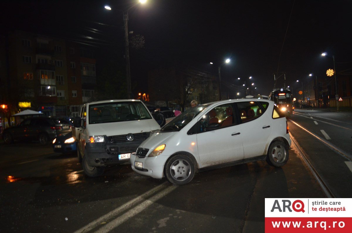 Accident între un Mercedes și un VW în Grădiște