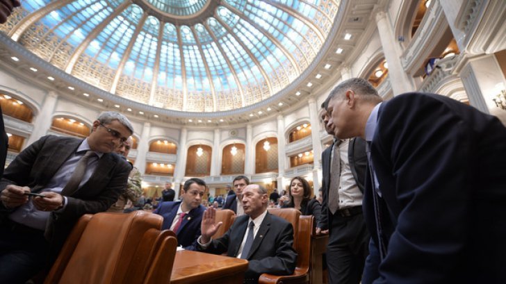 Circ în Parlament după momentul de reculegere pentru Rege. 