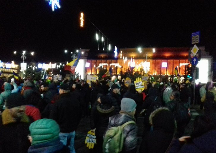 #REZIST. NOI PROTESTE în Piaţa Victoriei - 10.000 de oameni. Mii de oameni la mitingurile din țară