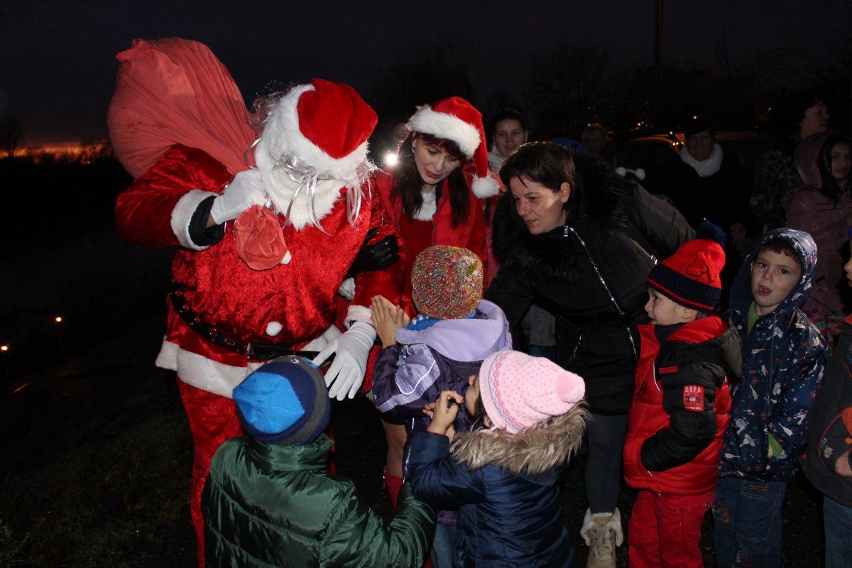 Surprizele lui Moș Crăciun pentru copiii din centrele de plasament ale DGASPC Arad (FOTO)