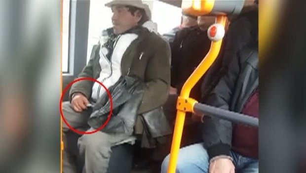 Imagini şocante după crima de la metrou. Un bărbat a fost filmat în timp ce se juca cu un cuţit într-un autobuz RATB VIDEO