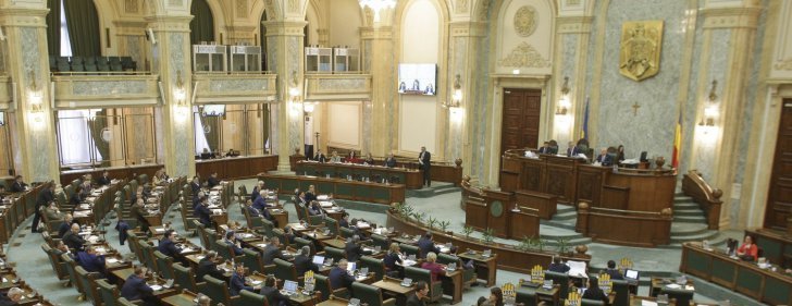 SCANDAL la Senat pe legile Justiţiei: Ședință suspendată. Tăriceanu, înconjurat de USR, la tribună