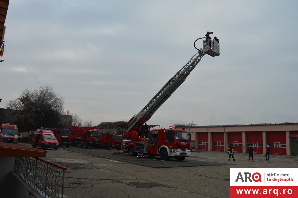 Moș Crăciun a adus în dar pompierilor arădeni o autospecială de salvare de la înălțimi