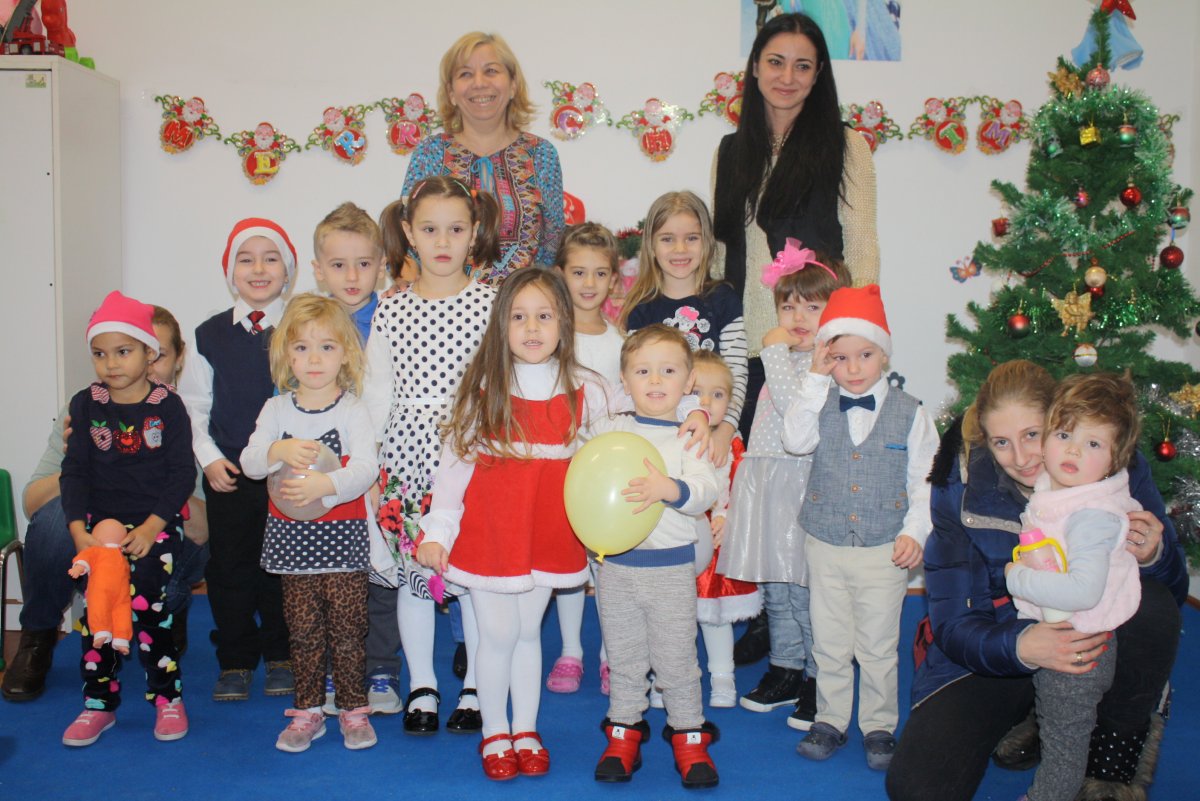 Emoţie şi fericire la serbarea de Crăciun a Grădiniţei PP 8 din cadrul Liceului cu Program Sportiv Arad (FOTO)
