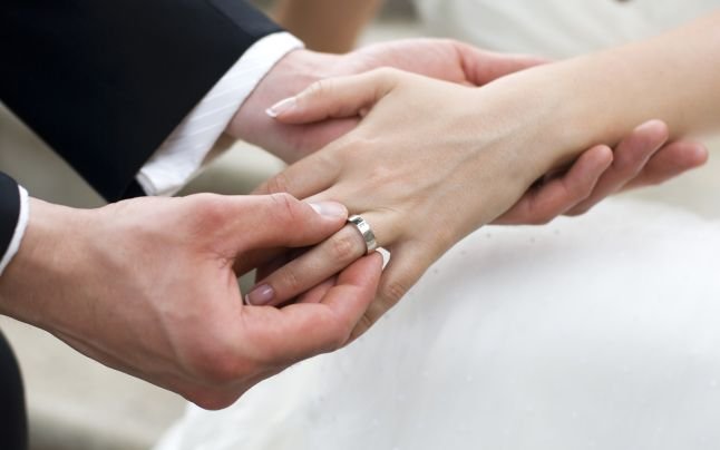 Vezi ce primărie din România le oferă BANI tinerilor care se vor căsătorii anul viitor