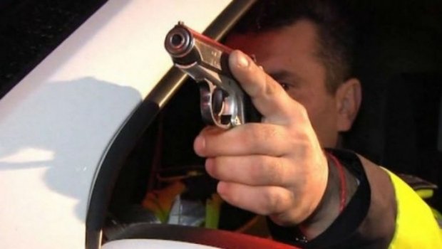 Focuri de armă în trafic pentru prinderea unui adolescent care conducea o maşină fără a avea permis auto  