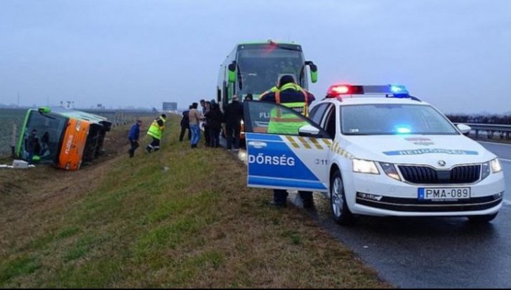 Autocar cu români răsturnat în Ungaria. Şoferul ar fi adormit la volan