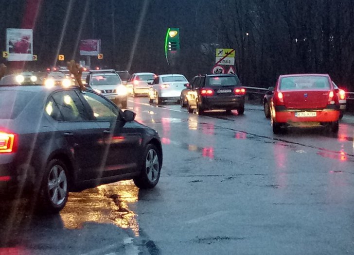 COŞMARUL întoarcerii din vacanţă: cozi kilometrice şi ore de aşteptate în trafic