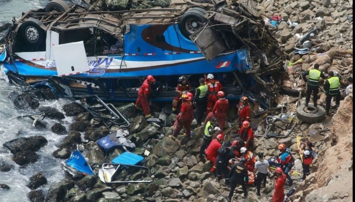 Cel puţin 48 de persoane au murit, după ce un autocar a căzut de pe o stâncă. VIDEO