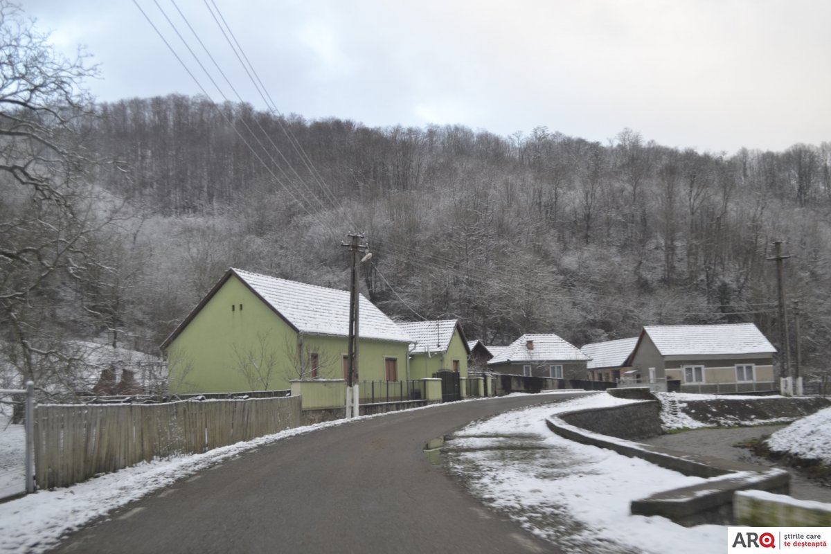 De la Săvârșin pe Valea Troașului