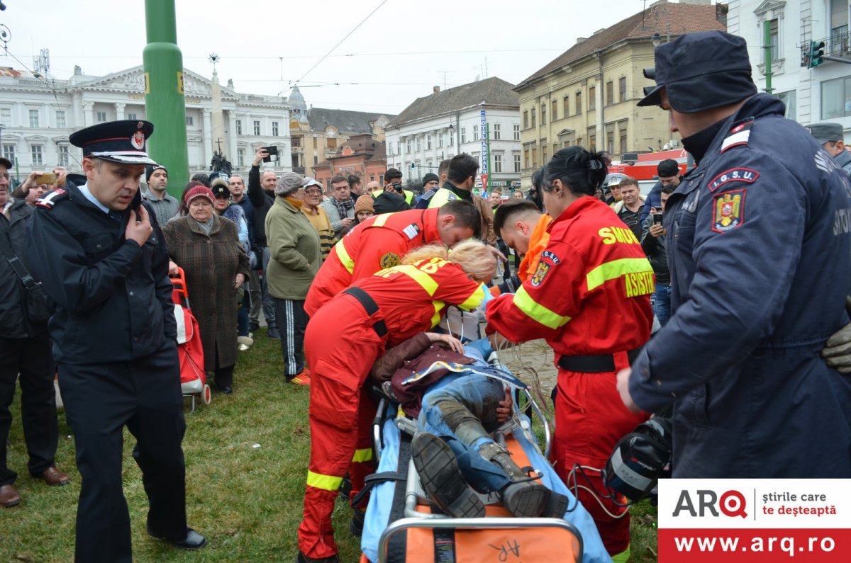 Fată de 12 ani, lovită și apoi târâtă sub roțile tramvaiului (Foto-Video)