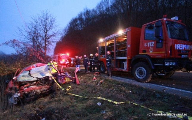 Accident rutier grav pe şoseaua Deva - Brad, provocat de un şofer care a adormit la volan. Sunt patru victime