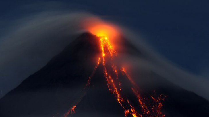 Vulcanul Mayon, la un pas de o erupție majoră! S-a instituit ,,alerta critică'' (VIDEO)
