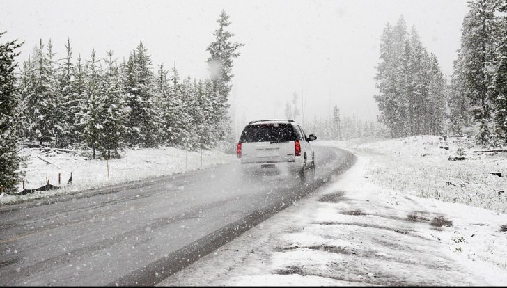 Informare meteo de ultimă oră: ninsori viscolite, ploi şi polei. Harta cu cele mai afectate zone