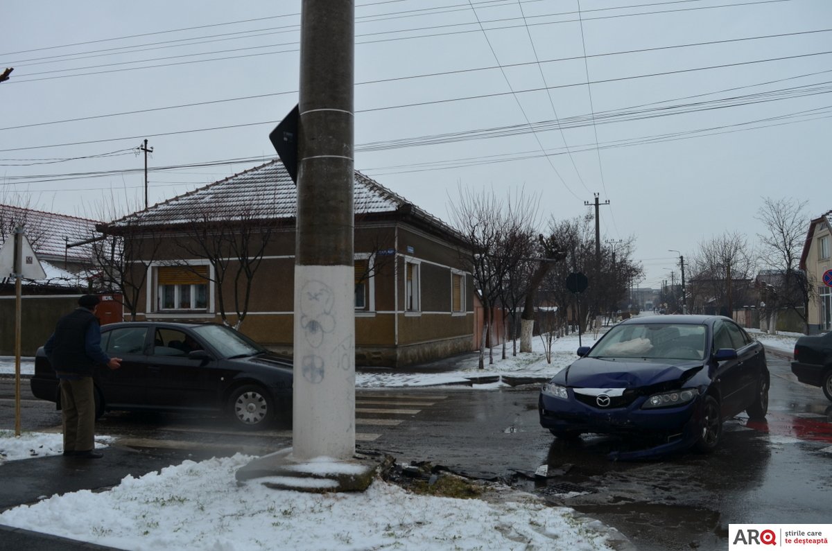 Cu Mazda într-un stâlp de curent pe strada Petru Maior