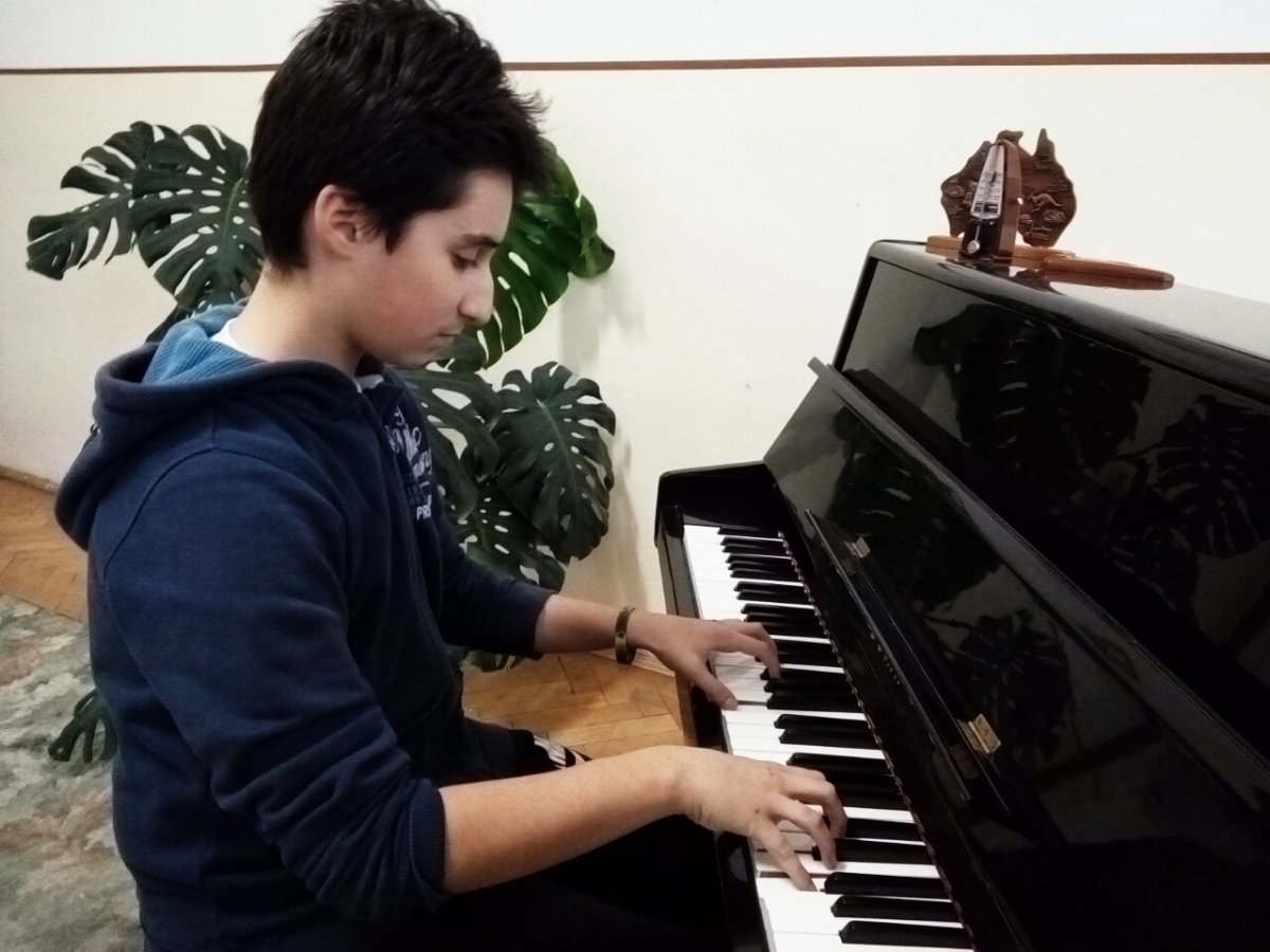Tineri talentaţi la clasa de pian a Şcolii Populare de Arte Arad