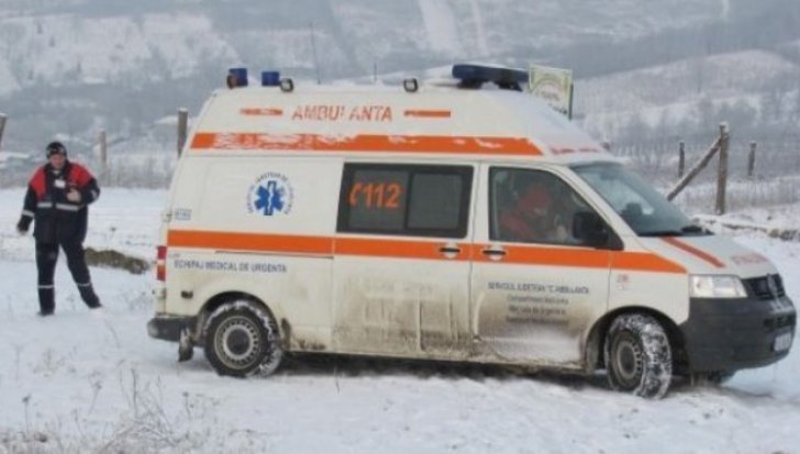 Iarna a făcut prima victimă. Ambulanțe înzăpezite la Iași, un pacient a MURIT