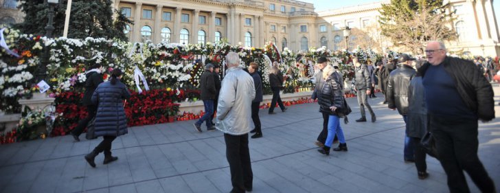 A doua zi de doliu național! Coadă imensă la Palatul Regal. Mii de oameni au stat și peste noapte