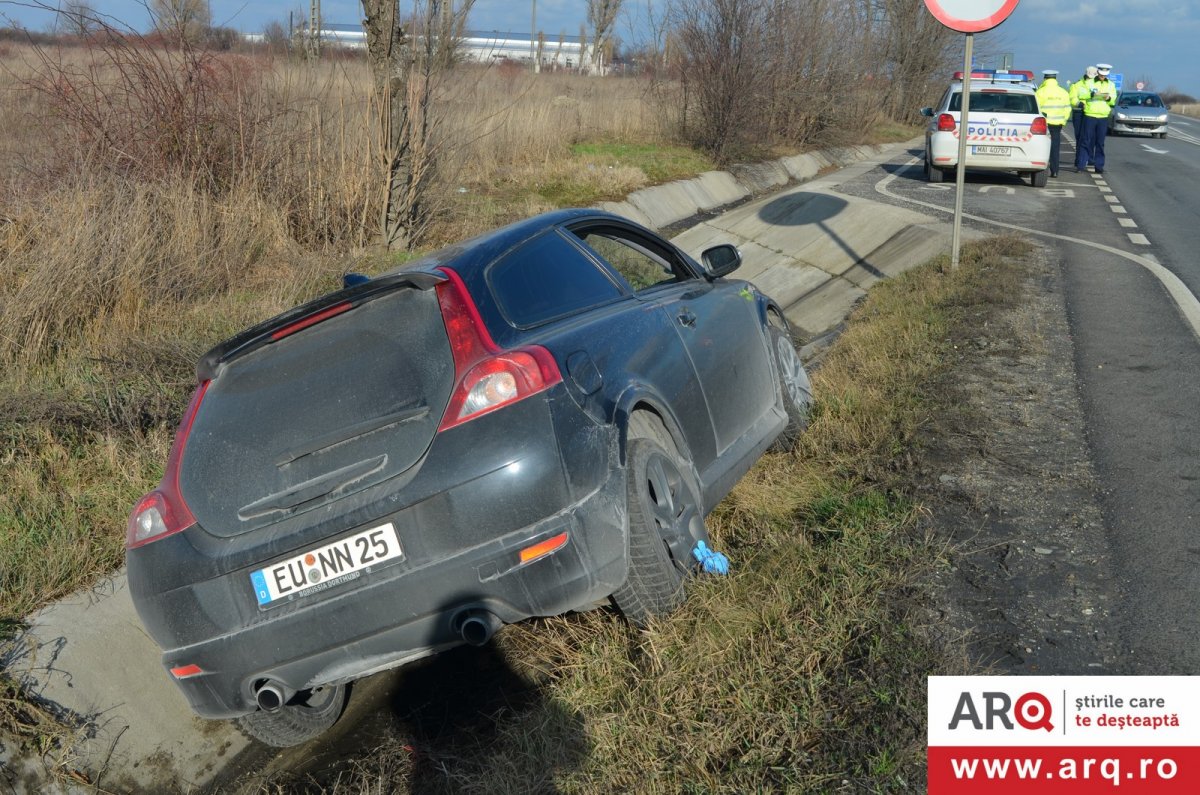 Cu Volvo în fundul șanțului